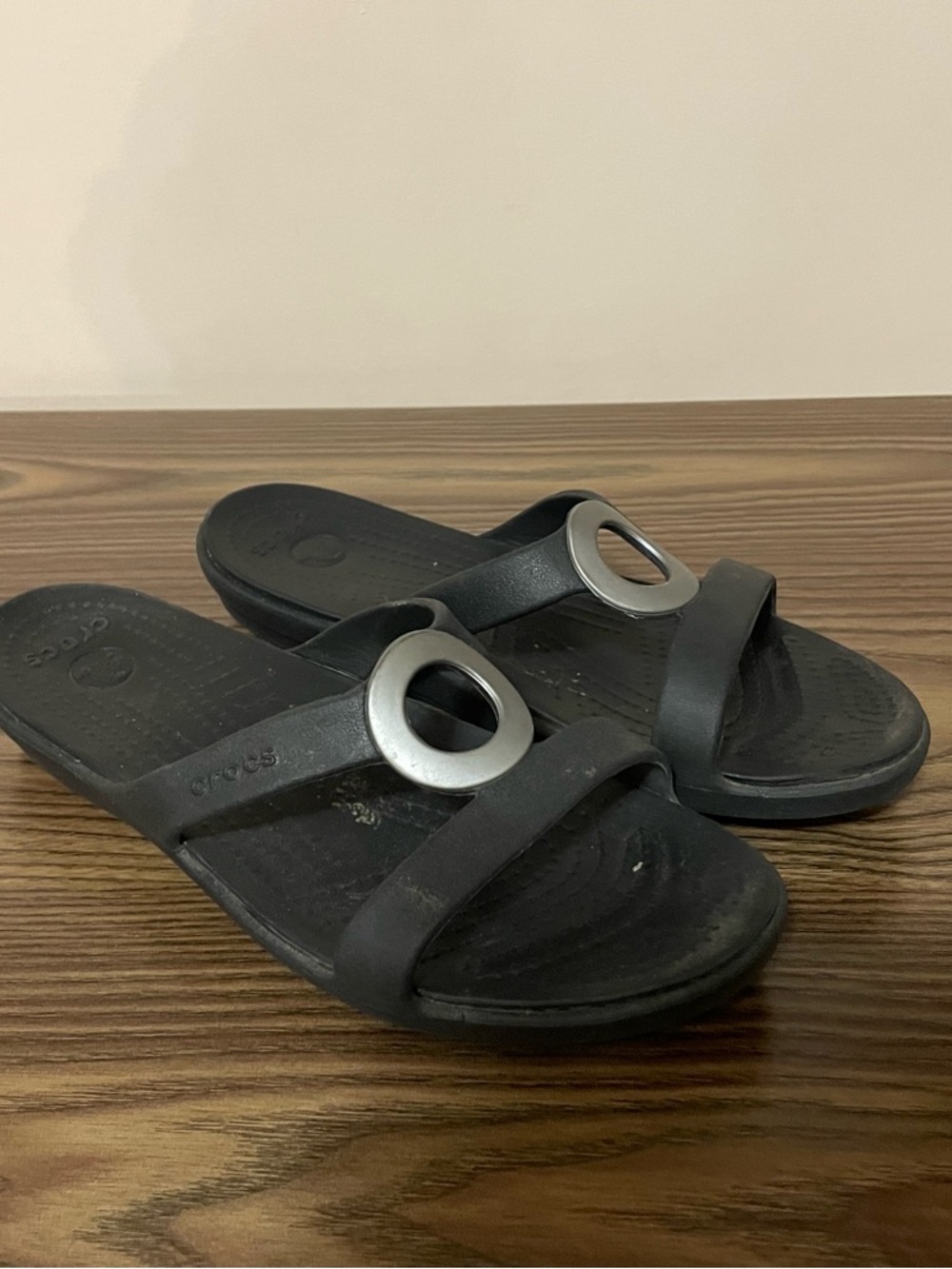 Crocs Sanrah Circle Slide Sandal Black Matte Silver Strappy Flat RARE Womens 7